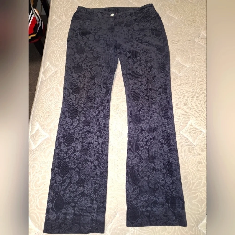 A Laura di Sarpi black denim jeans in a womens medium. 17